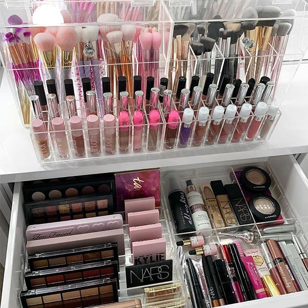 10 Gorgeous Makeup Dressing Table Ideas