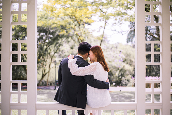 10 Romantic Couple Pose Hacks For Boyfriends Who Are Tired Of Retakes