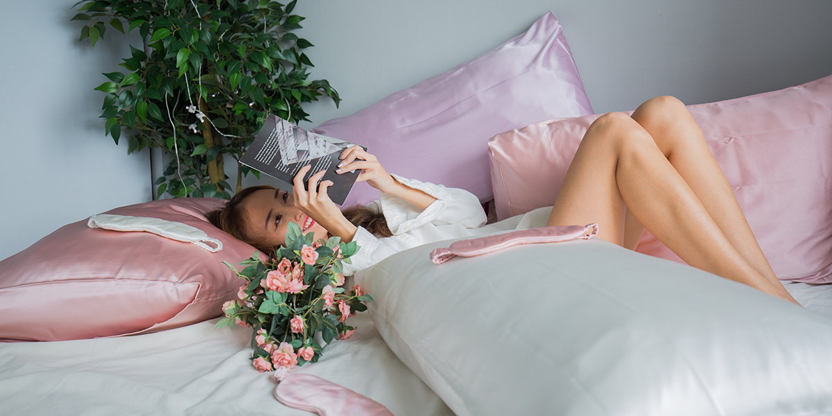 I Slept On Silk Pillowcases For My Frizzy Hair And Here’s What I Found