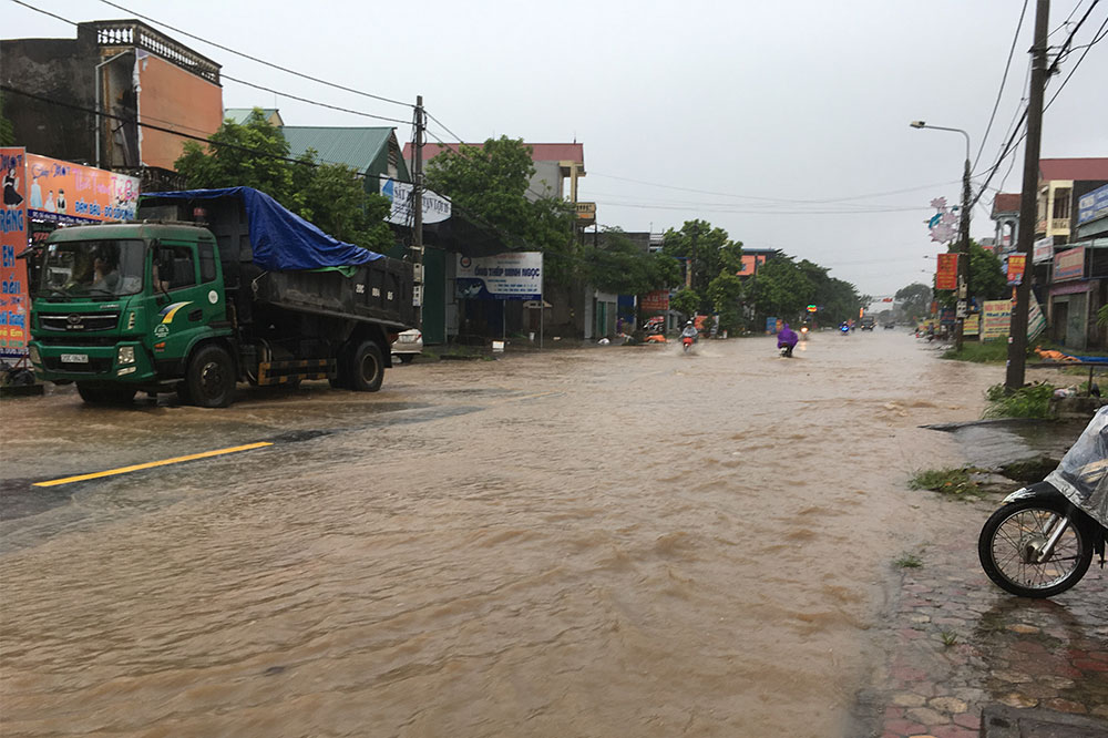 vietnam-motorcycle-floods