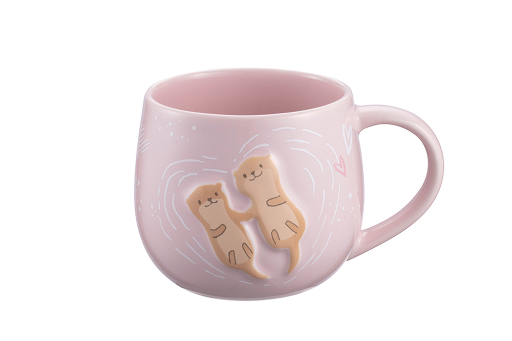 starbucks-taiwan-otter-mugs-holding hands
