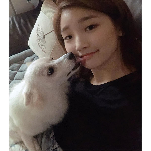 Park So Dam Selfie with her dog