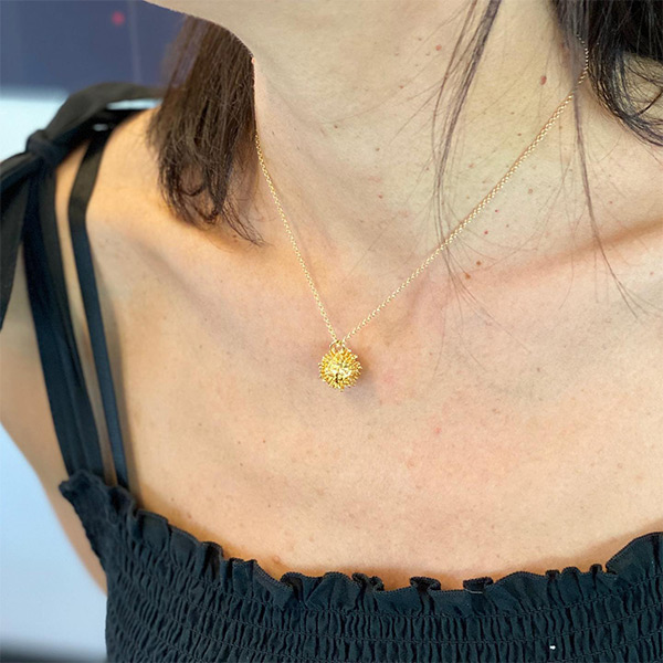 coronavirus-necklace-gold-model