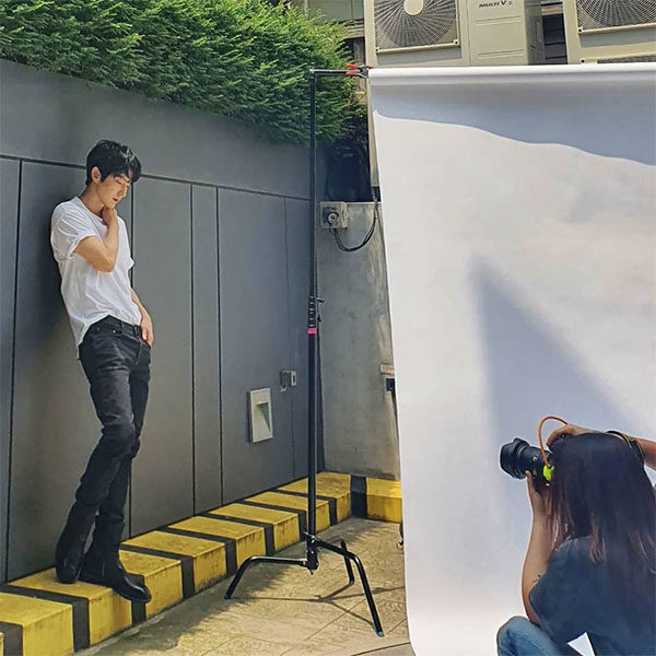 lee joon gi modelling on set