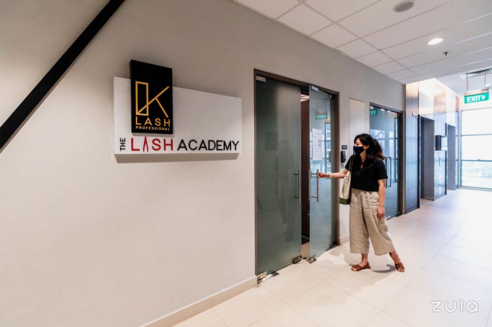 the-lash-academy-entrance