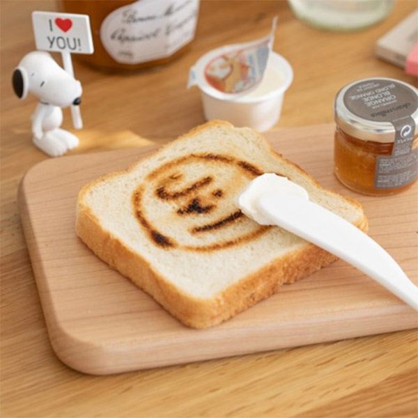 This Snoopy Toaster Lets You Zhng Your Breakfast & Start Your Day Off Right  