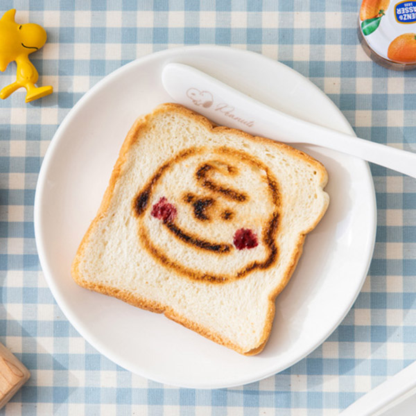 This Snoopy Toaster Lets You Zhng Your Breakfast & Start Your Day Off Right  