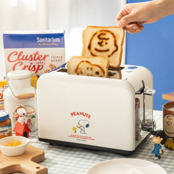 This Snoopy Toaster Lets You Zhng Your Breakfast & Start Your Day Off Right  