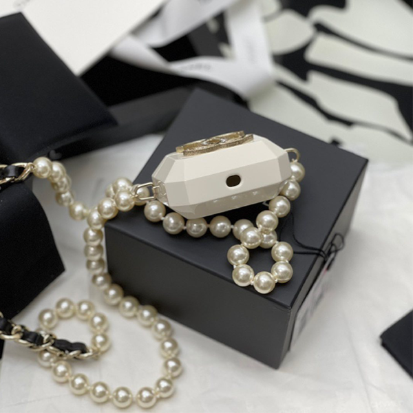 Chanel cream white resin AirPods Pro Case & Necklace with pearl & leather  chain ref.638053 - Joli Closet