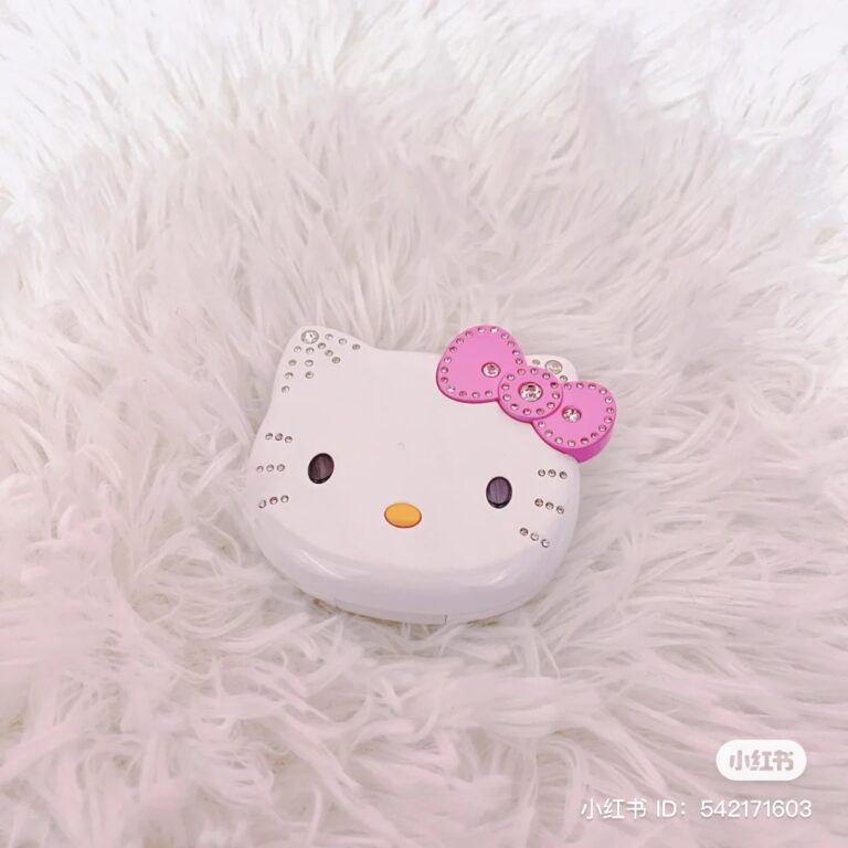 this-retro-hello-kitty-flip-phone-allows-you-to-make-calls-snap-photos